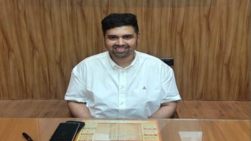 हरदोई डीएम अनुनय झा