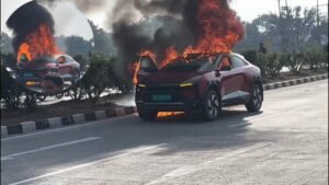 Mahindra BE6: चलती सड़क पर धू-धू कर जली