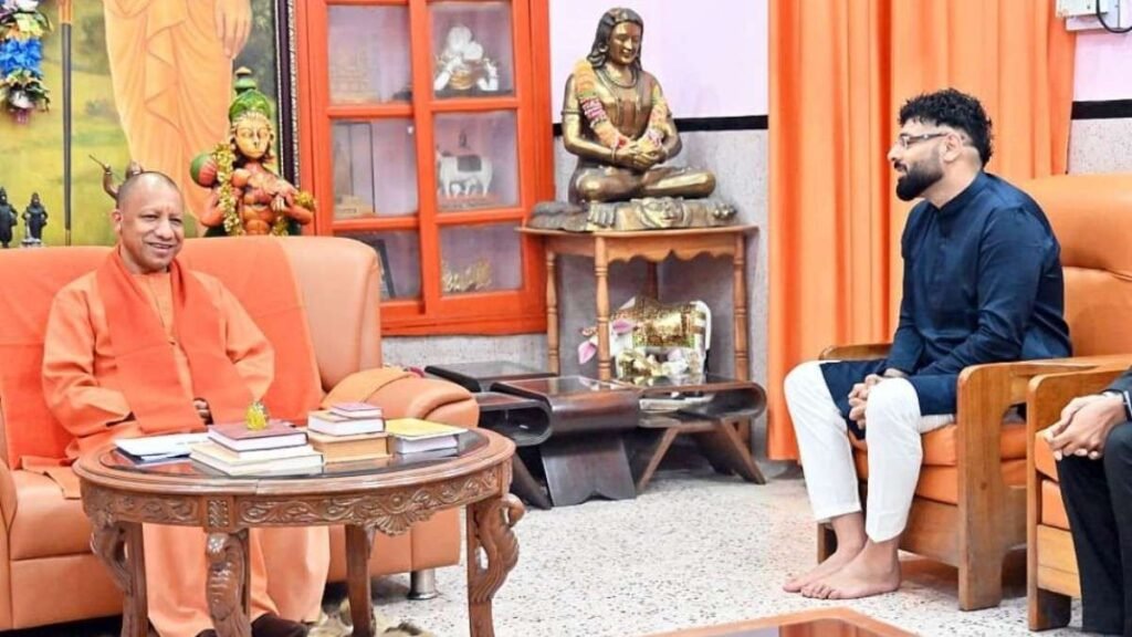 गोरखपुर महोत्सव में पहुंचे बादशाह, सीएम योगी से की खास मुलाकात