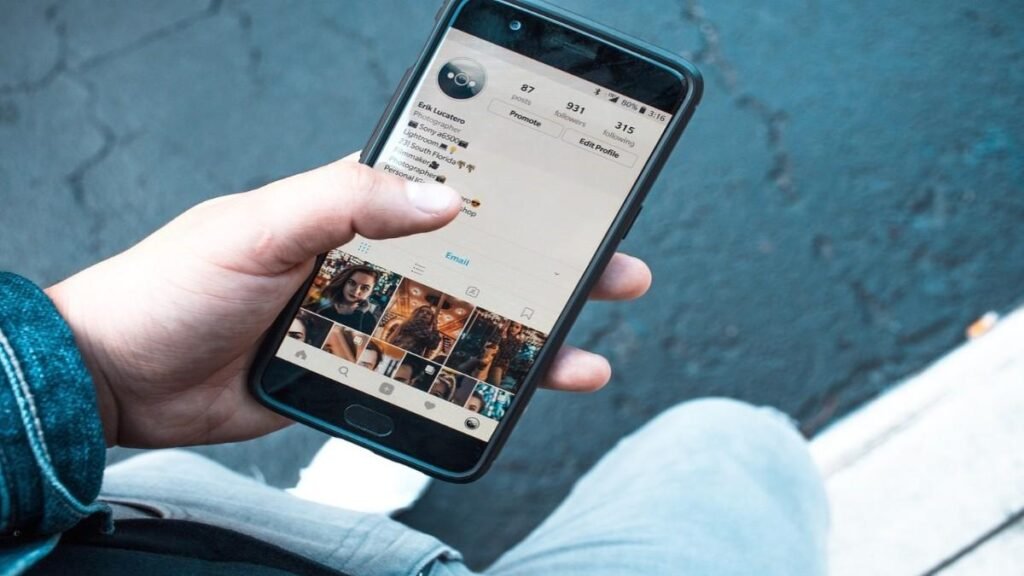 Instagram reel se judi ghatna ki symbolic image