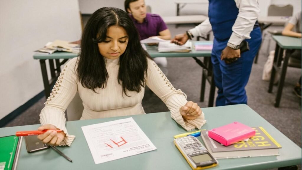 बिहार के औरंगाबाद में परीक्षा देते हुए बेहोश हो गई छात्राएं symbolic image